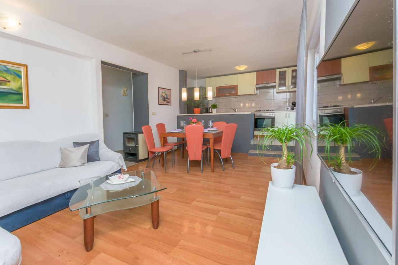 Apartment Josipa أوميس المظهر الخارجي الصورة